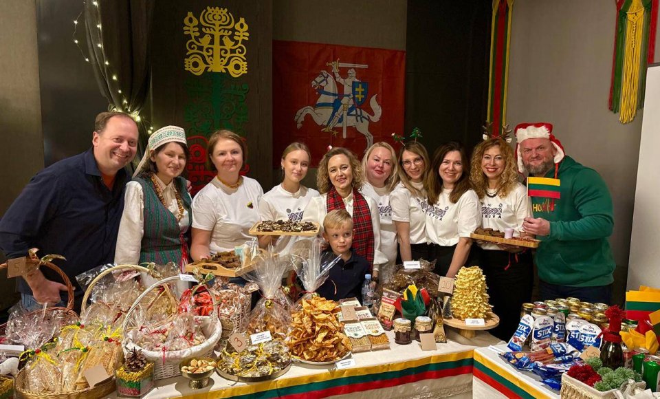 Tbilisyje vyko tarptautinė moterų organizacijos labdaros mugė "IWA Winter Fair 2025"